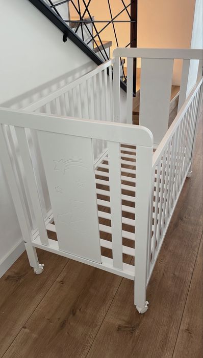 Pătuț bebe din lemn, alb – 90x60 cm, cu saltea și accesorii