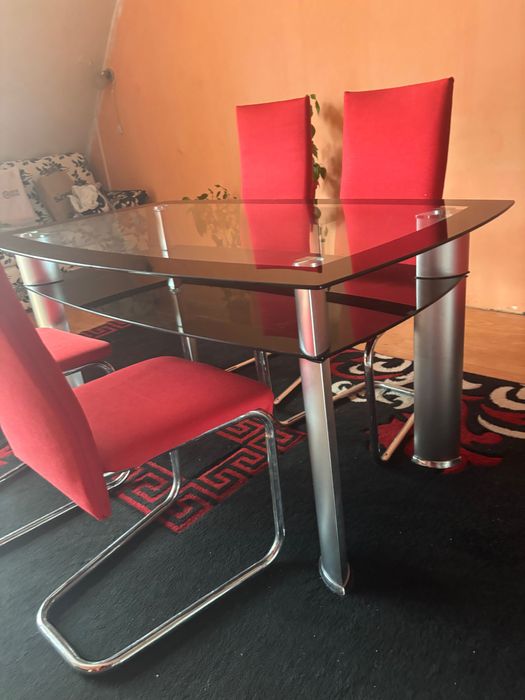 Стъклена трапезна маса