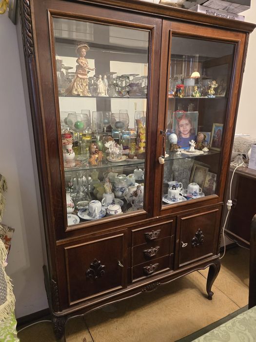 Vand mobila din lemn nuc, stare buna , sufragerie ,scaunele necesita r