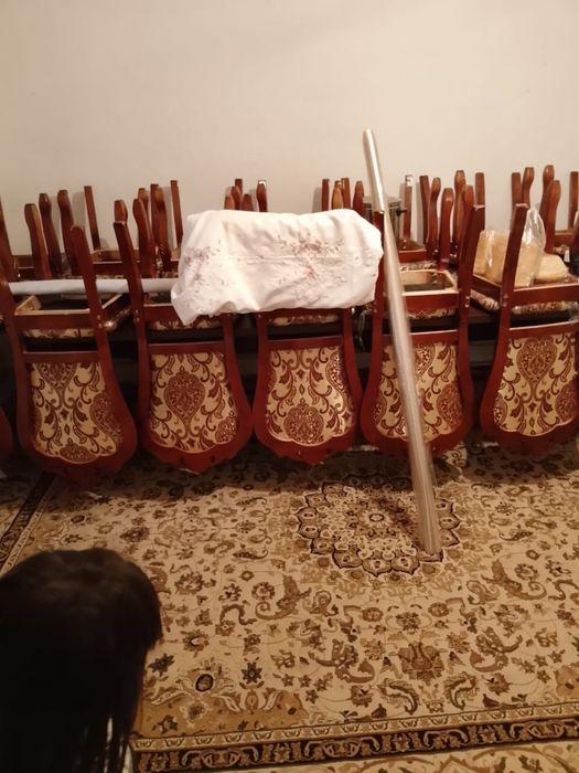Стол и стулья для гостей