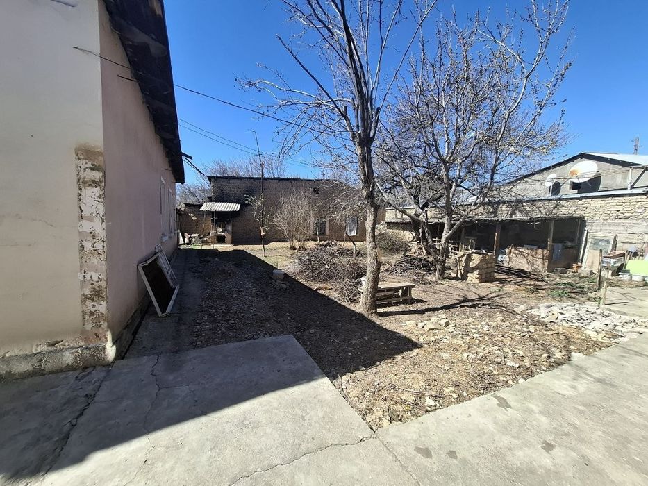 Ховли Уй сотилади Чирчик шахрида 1 азочик 6 сотик 4 хона йулга якин