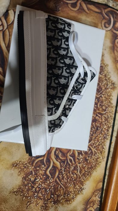 Нови сникърси Dior