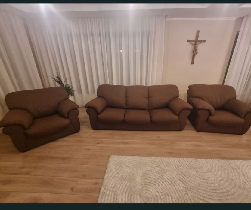 Vând set canapea și doua fotolii fixe în stare foarte bună