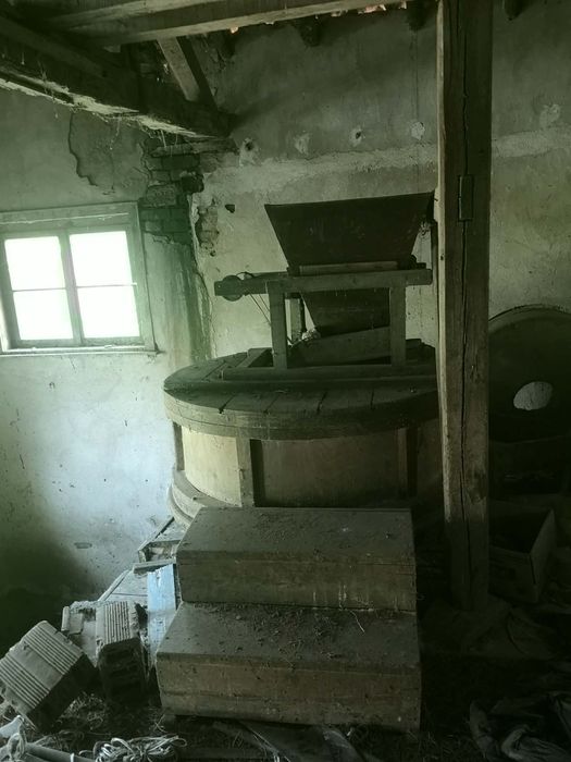 Старинна каменна воденична мелница за брашно