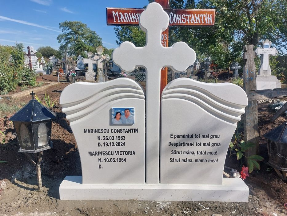 Cruci realizate din praf de marmură, mozaic de marmură, ciment alb.