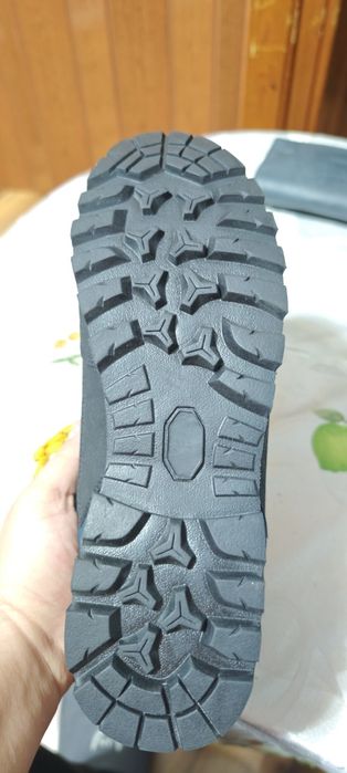 Чисто нови обувки за планината 42 номер  много здрави