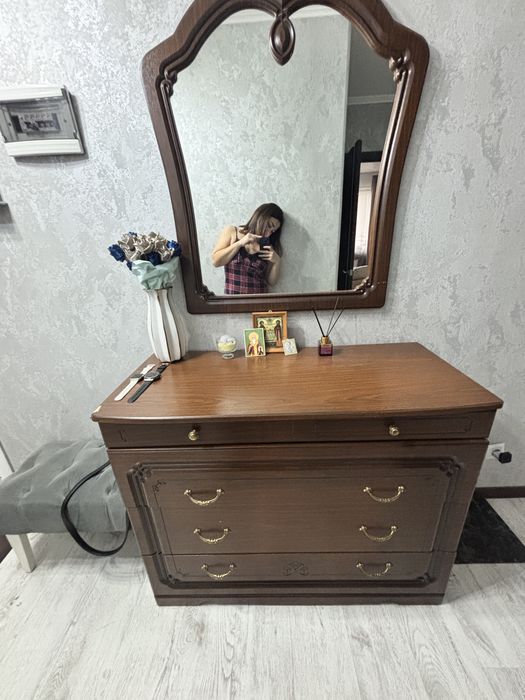 Комод с зеркалом