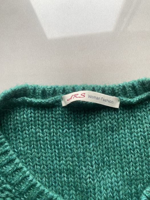 Pulovar de culoare verde purtat o singura data