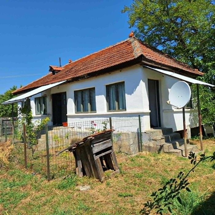 Casa veche 61 mp locuibila cu teren de 3534 mp
