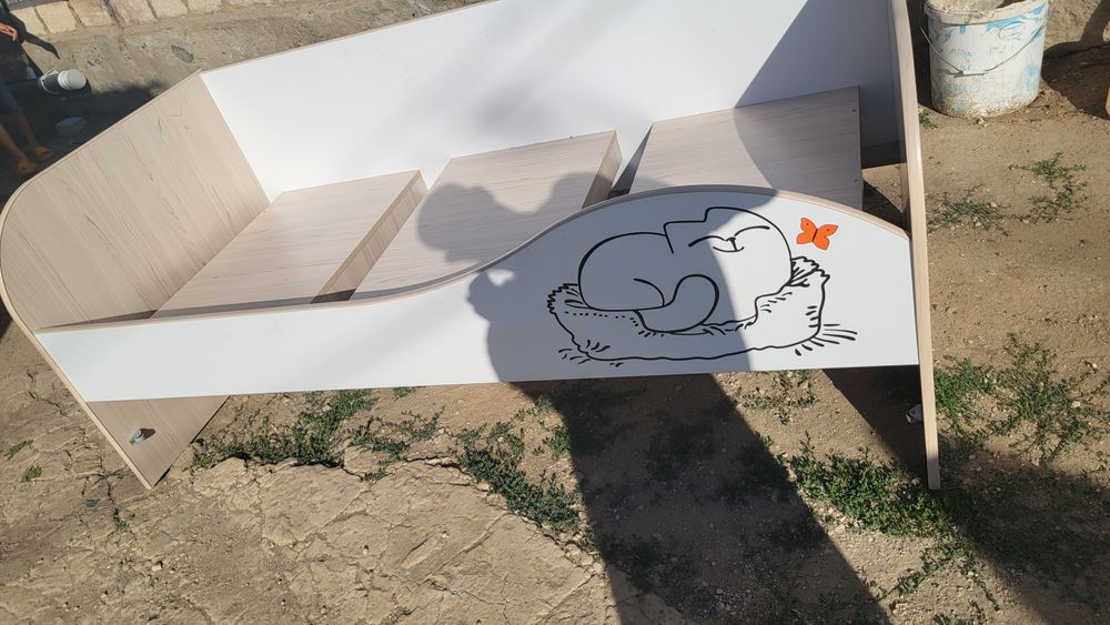 Детский кровать.