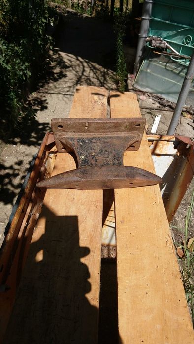 Стара стоманена наковалня.