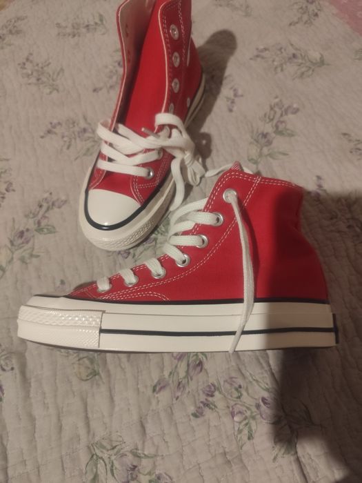 Продам конверсы новые