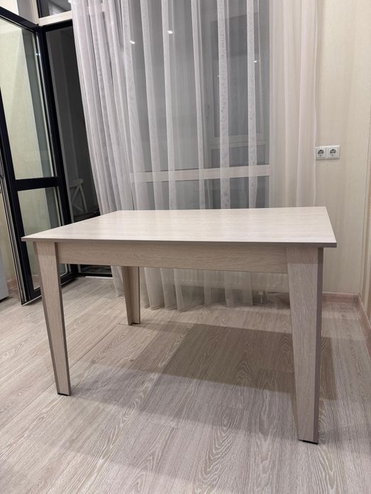 Стол обеденный ,крепкий