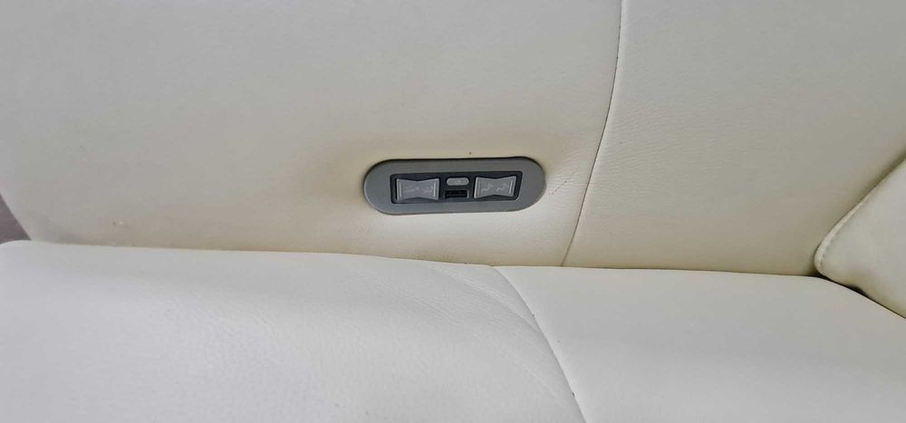 Кремав кожен ъглов диван "Cadenza" с електрически релакиращ механизъм