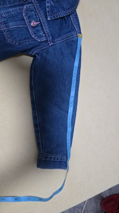 Джинсы и джинсовая куртка.