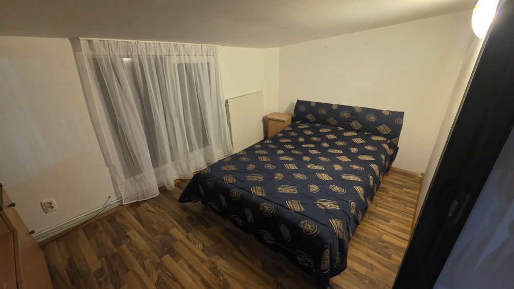 Apartament de închiriat cu 3cameră, bucatarie, hol  și baie