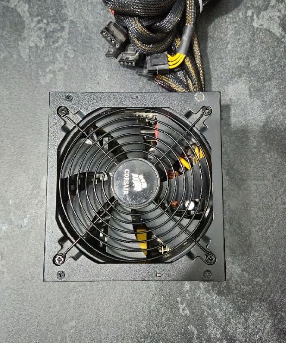 Мощный и надежный блок питания Corsair CX750w