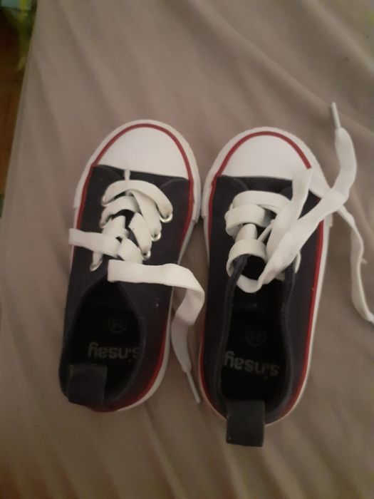 Tenesi de băiat de culoare alb cu albastru