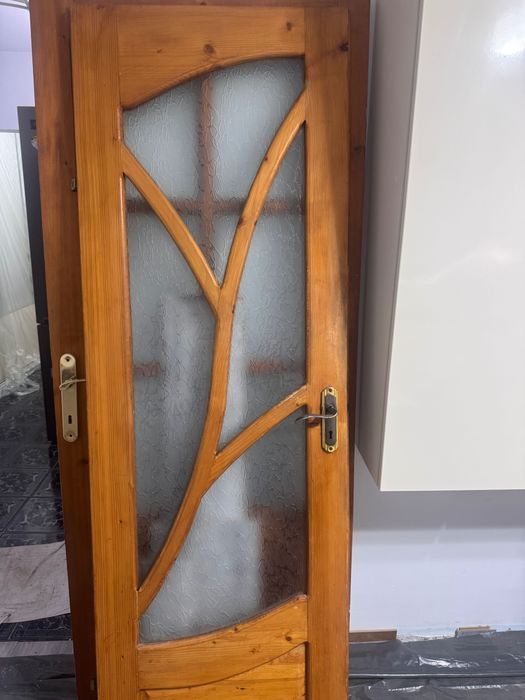 Usi interior lemn lacuit cu toc si broasca