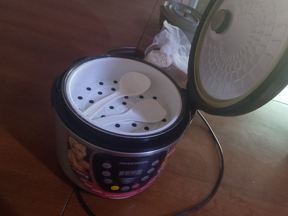 Мультиварка , пароварка Редмонд в отличном состоянии