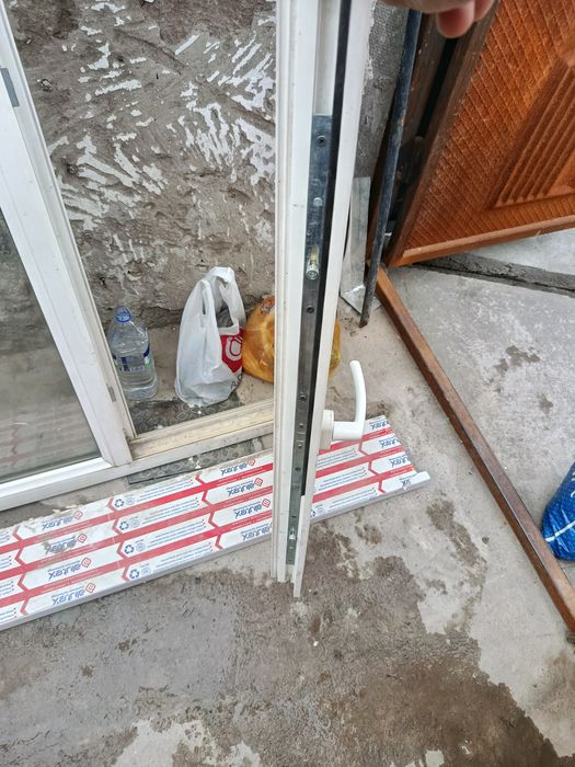 Akfa deraza rom sotiladi 1.55*0.95 ruchka zamoklari yangi