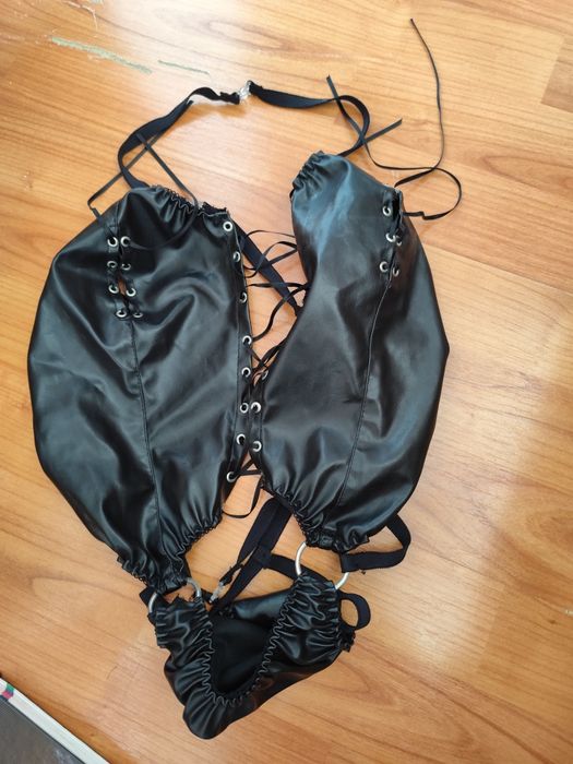 Ținuta sexy din piele ecologica