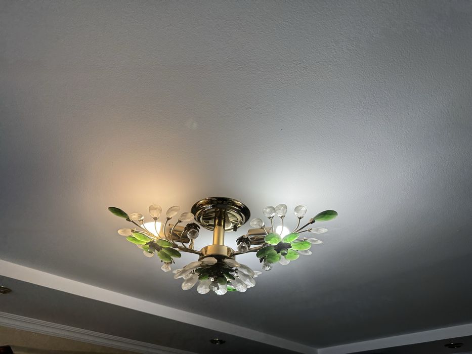 Люстра очень красивая.    .            .                             .