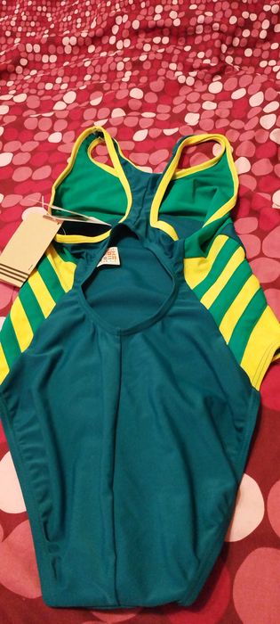Costum de baie intreg cu spatele decupat, verde si galben de la: Adidas. Nou, cu eticheta!