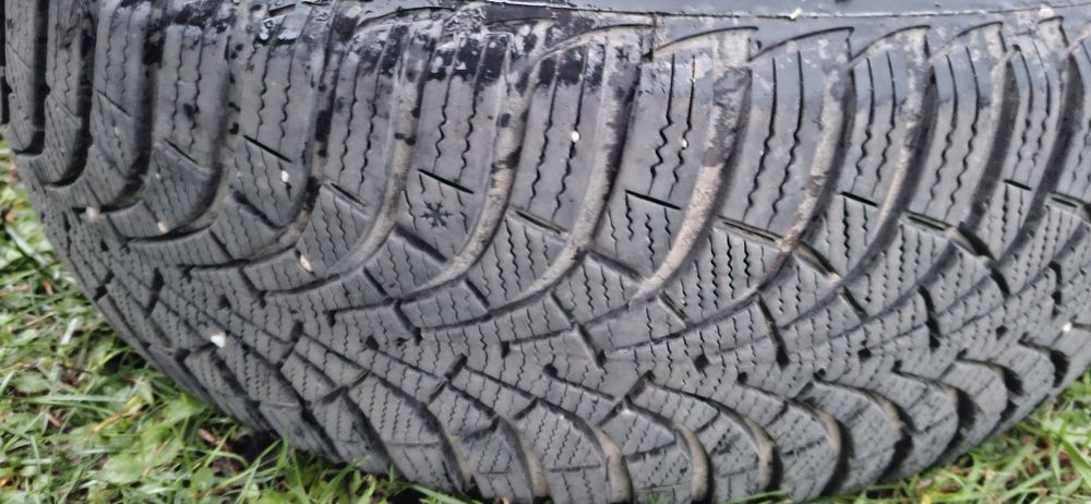 Avelope iarna 205 60 R16 GoodYear