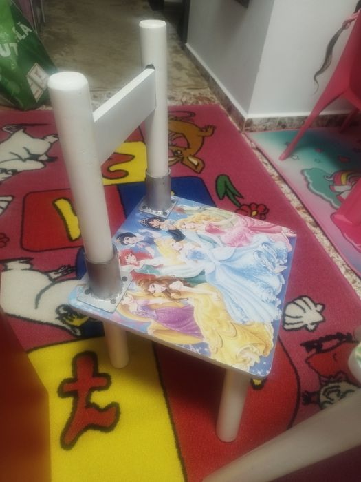 Vând măsuță cu 2 scaune pentru copii 1-5 ani
