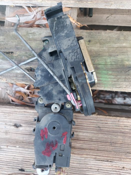 Замок двери на Subaru Outback