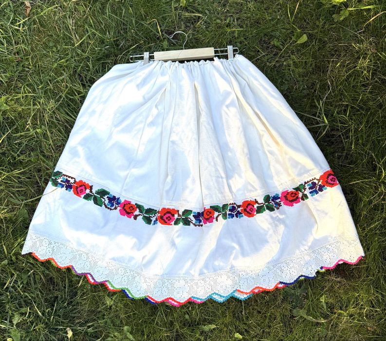 Vând costum popular