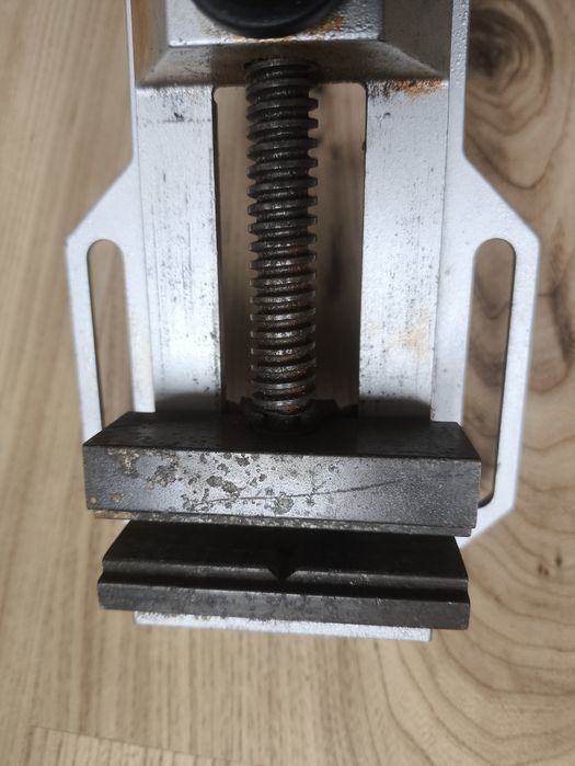 Стоманено менгема за настолна бормашина