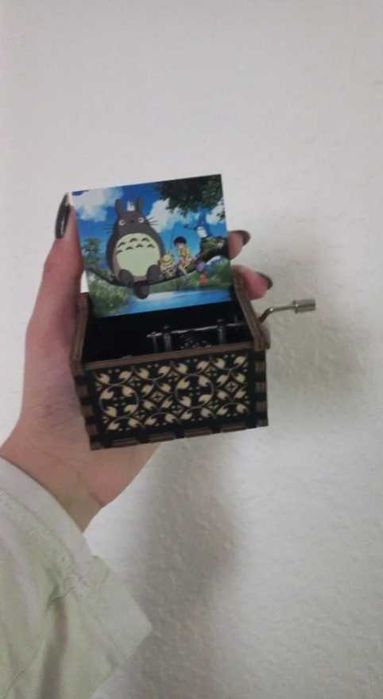 Деревянная музыкальная шкатулка