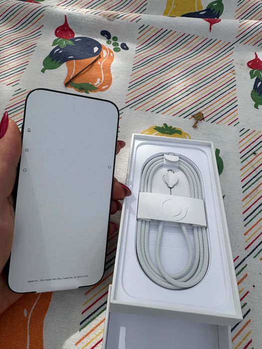 Нов Iphone 16 e