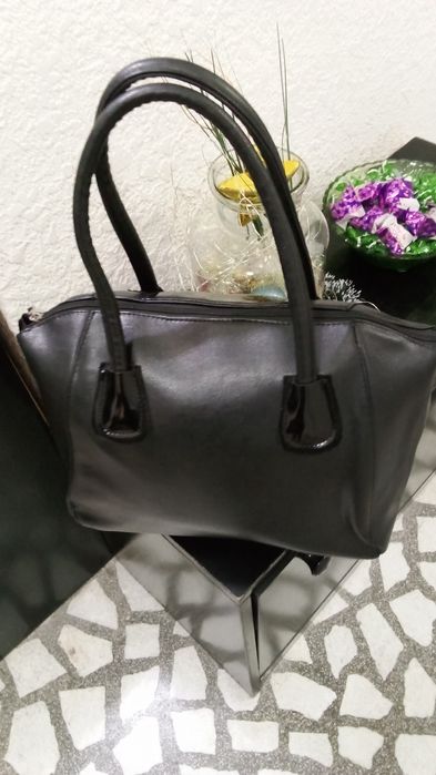 Дамска черна чанта с две дръжки