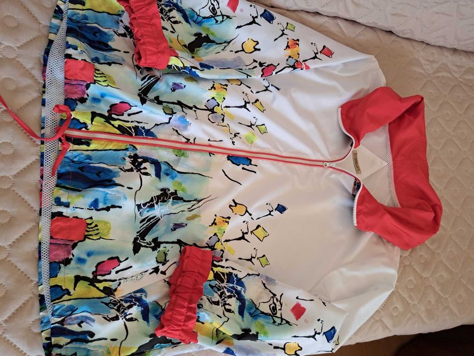 Дамско ЯКЕ – ветровка, размер 3XL, в свежи, слънчеви цветове.