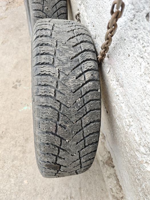 Продам шипованую резинну