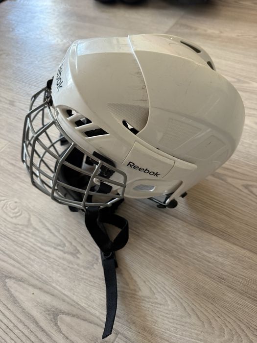 Продам хоккейный шлем