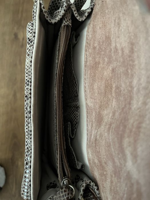 Дамска малка чанта,без забележки.