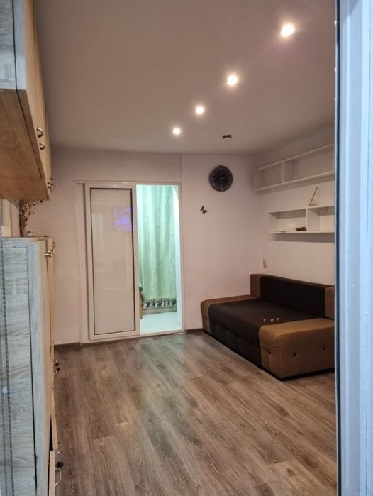 Schimb Garsoniera cu Apartament minim 60 mp, DECOMANDAT In TG-jiu,minim 3 camere,doar etaj 1 maxim 2+diferență din partea mea