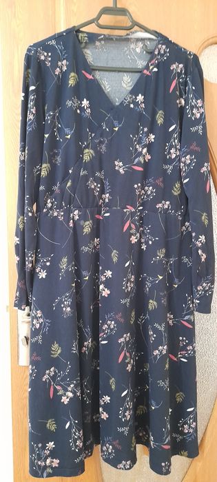 Vând o rochie și un costumase mărimea 44