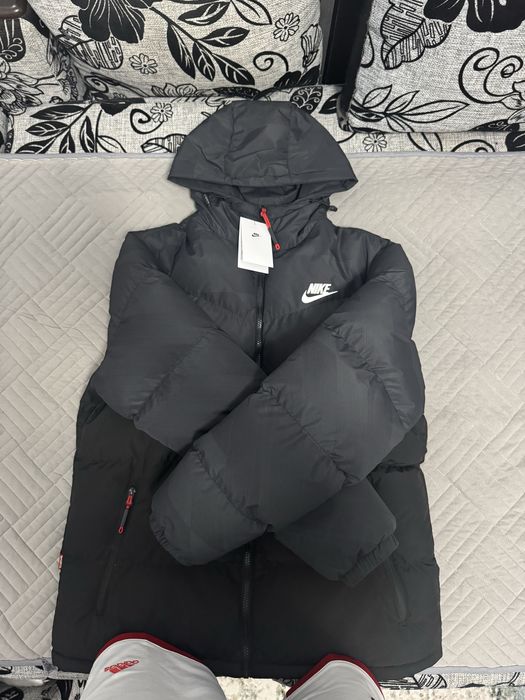 Продам куртку Nike