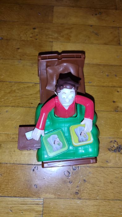 Jucărie băiat dormind în pat