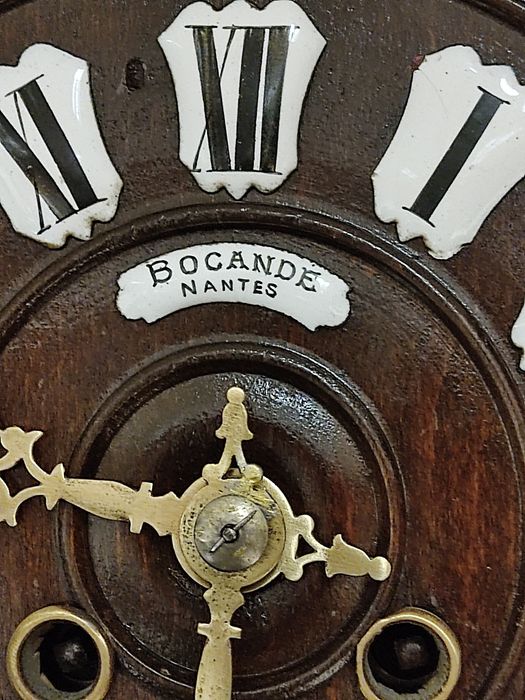 Продавам 2 бр. стенни часовници в колекционерски вид.