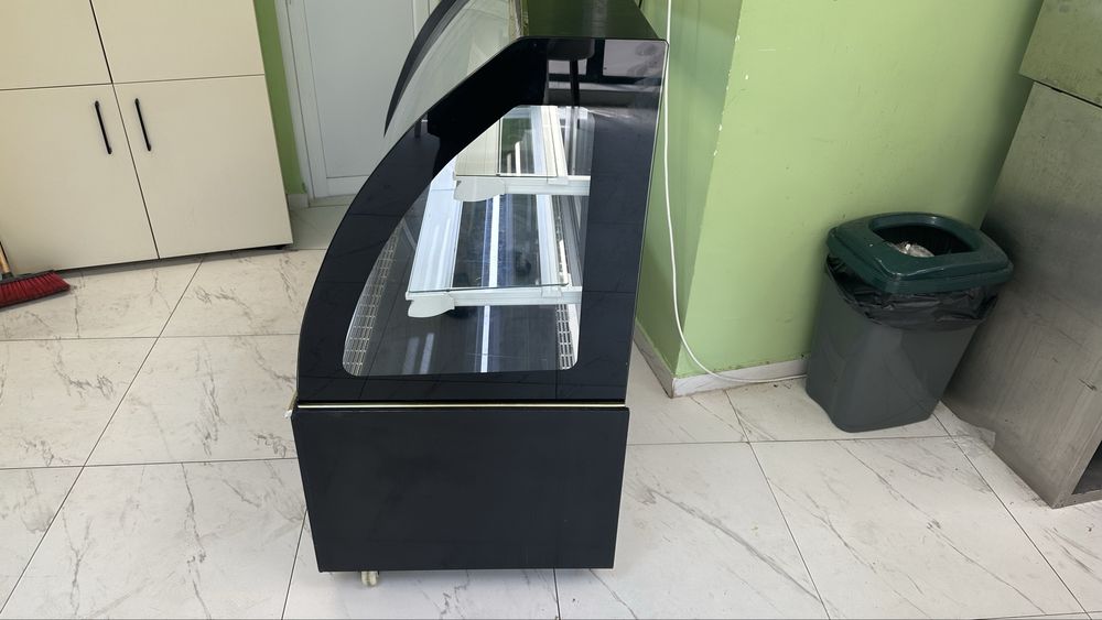 Хладилна витрина за торти