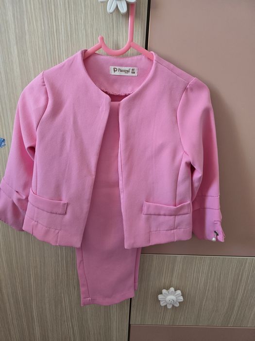 Официален костюм