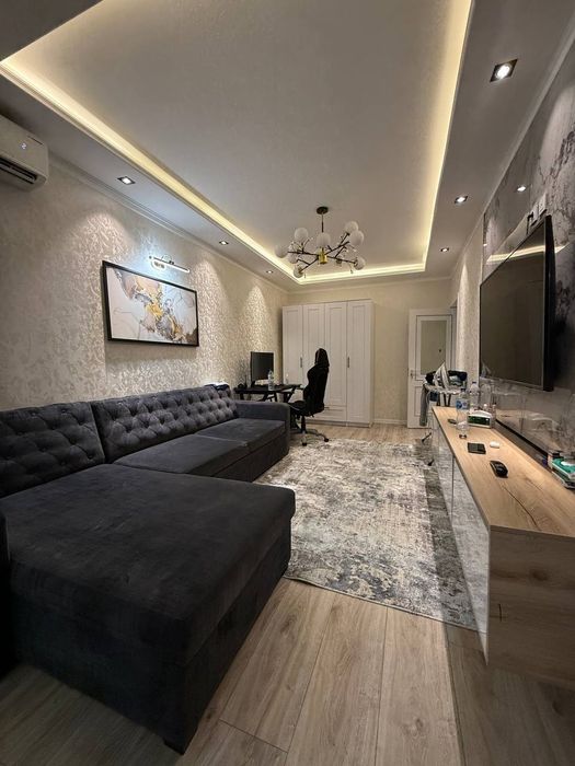 срочно продаётся квартира метро Буюк Ипак Йули 36/6 аптека 3-комн 70м2