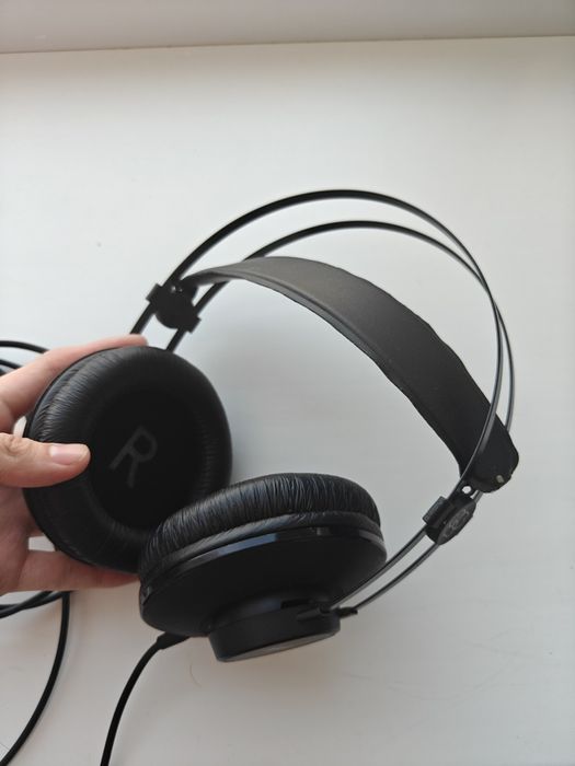 Студийные наушники AKG K52