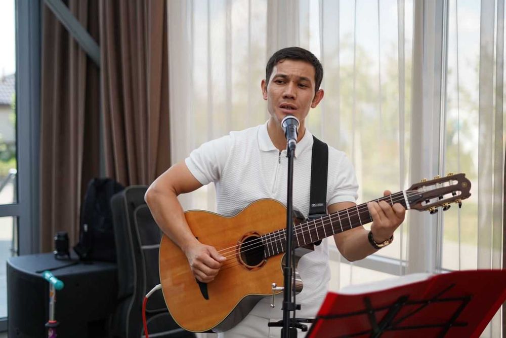 Гитарист, вокалист